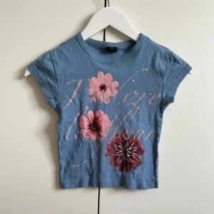 Blå baby tee - Söt blå baby tee med korta ärmar och små stenar på från Urban outfitters💕 