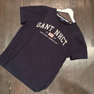  Gant T-Shirt - Denna riktigt snygga t-shirt från Gant är knappt använd och har inga defekter . Storleken är M men jag skulle säga att den sitter lite mindre. Modellen på bilden är 188 cm och väger 70 kg. Om ni har några frågor är det bara att skriva!          /T-Arkivet 👕😁