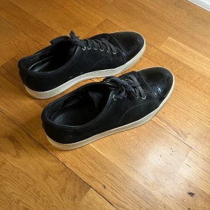 Lanvin skor - Säljer ett par stiliga Lanvin-skor i bra skick. Perfekta för den som vill ha både komfort och elegans. Storlek 43. Pris: 1800. Har lite defekt i inre skon. Kontakta för mer info!