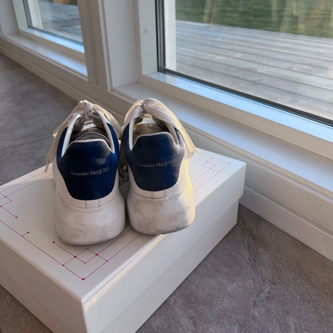 Vita sneakers från Alexander McQueen - 1