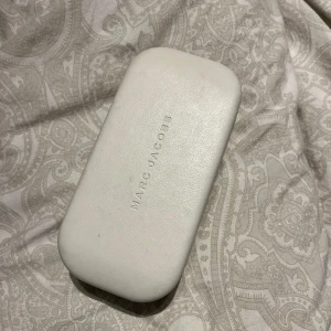 Solglasögon från Marc Jacobs - Vintage solglasögon som knappast är använda. Defekt och slitet skal men inget på solglasögonen! Medföljer inget kvitto då det köptes för väldigt många år sedan och dessa säljs inte längre!