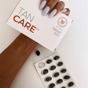 Tan Care Betakaroten Kosttillskott - BIL SNABBT BRUN! ☀️Tan Care är ett kosttillskott med betakaroten och koppar, designat för att vårda och reparera huden. Förpackningen innehåller 30 kapslar. Perfekt för dig som vill förbereda huden inför soliga dagar.