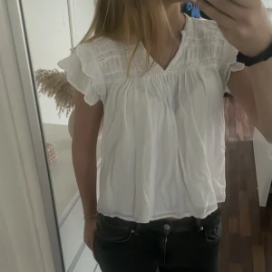 Vit sommar blus - Säljer denna jättefina sommar blusen som är köpt på Gina Tricot Young. Den är i storlek 158/164 och är i bra skick. Pris kan diskuteras.
