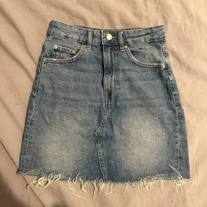 Jeanskjol - Jeanskjol som blivit använd 2-5 gånger ungefär, säljer vidare då den tyvärr inte kommer till användning