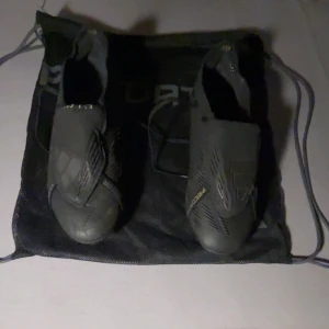 Svarta fotbollsskor Adidas Predator - Säljer ett par svarta Adidas Predator fotbollsskor med gulddetaljer. Skorna är retro men samtidigt moderna. Väldigt snygga på plan.