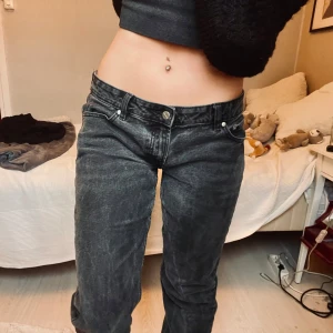 Lågmidjade jeans  - Ett par snygga lowrise jeans i stentvättad svart❗️🤩 de är i strl M men jag har vanligtvis S och de sitter snyggt avslappnat på mig!                       Midjemått: 41 cm rakt över          Innerbenslängd: 79cm            ❗️JUST NU FRI FRAKT❗️    (Säljer fler Lågmidjade)
