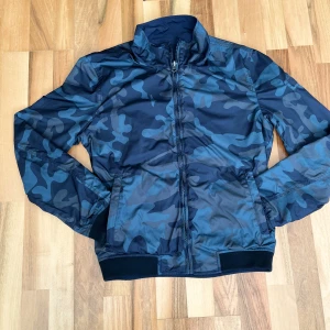 Woolrich windbreaker, S - Reversible windbreaker från woolrich i storlek S, har små skavanker runt om jackan, skriv för bilder, kom gärna med bud!
