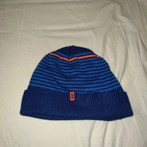 Nike mössa - Mössan går att stilea både längre och kortare och Nike loggan syns fortfarande.  Jag kan säga att den passar dem som är 56.5/57cm runt huvudet och uppåt.