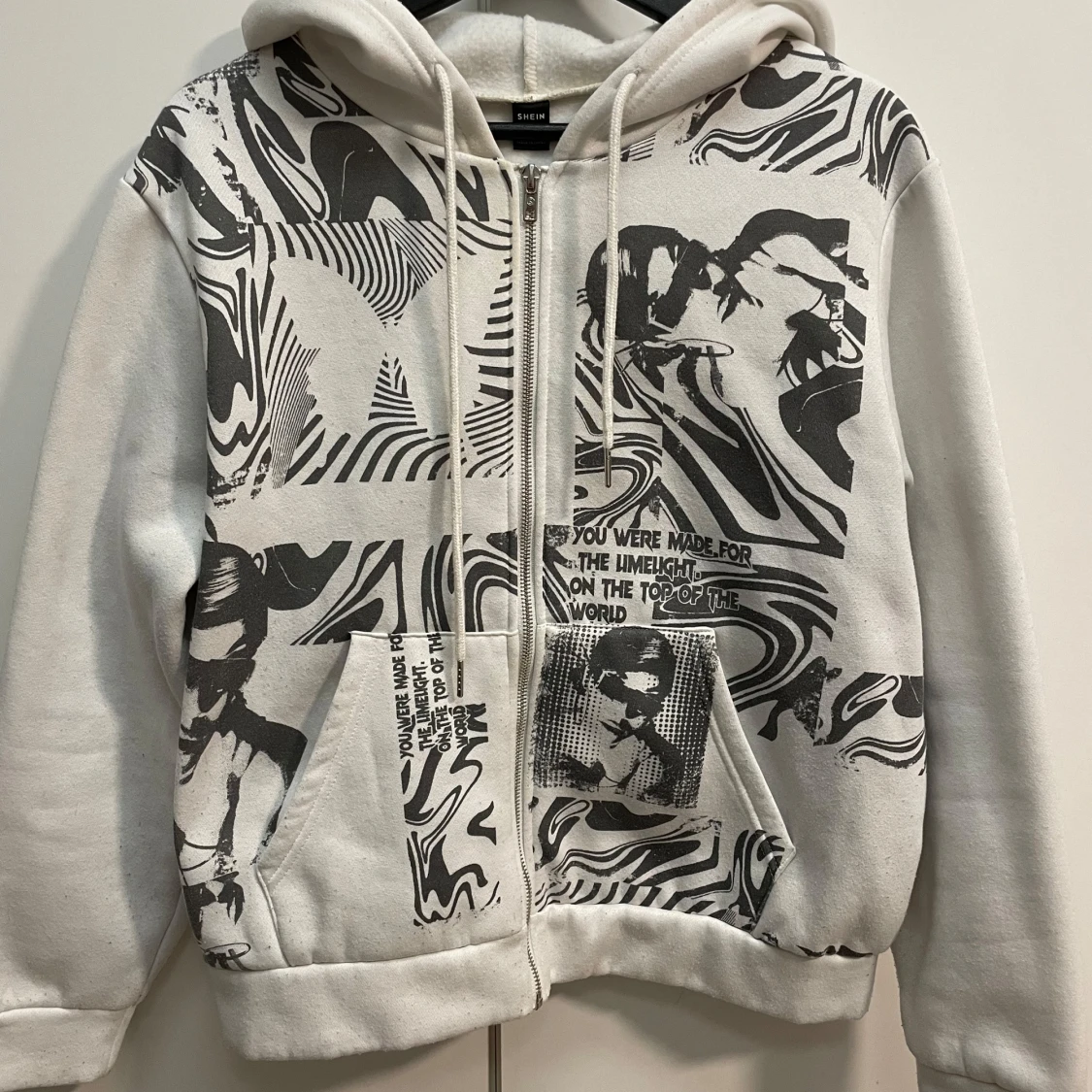 Vit och svart mönstrad hoodie