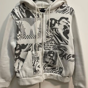 Vit och svart mönstrad hoodie  - Använd några gånger