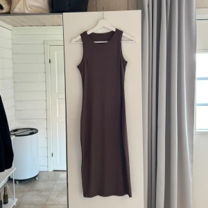 Fin brun klänning - Brun klänning som aldrig är andvänd😊