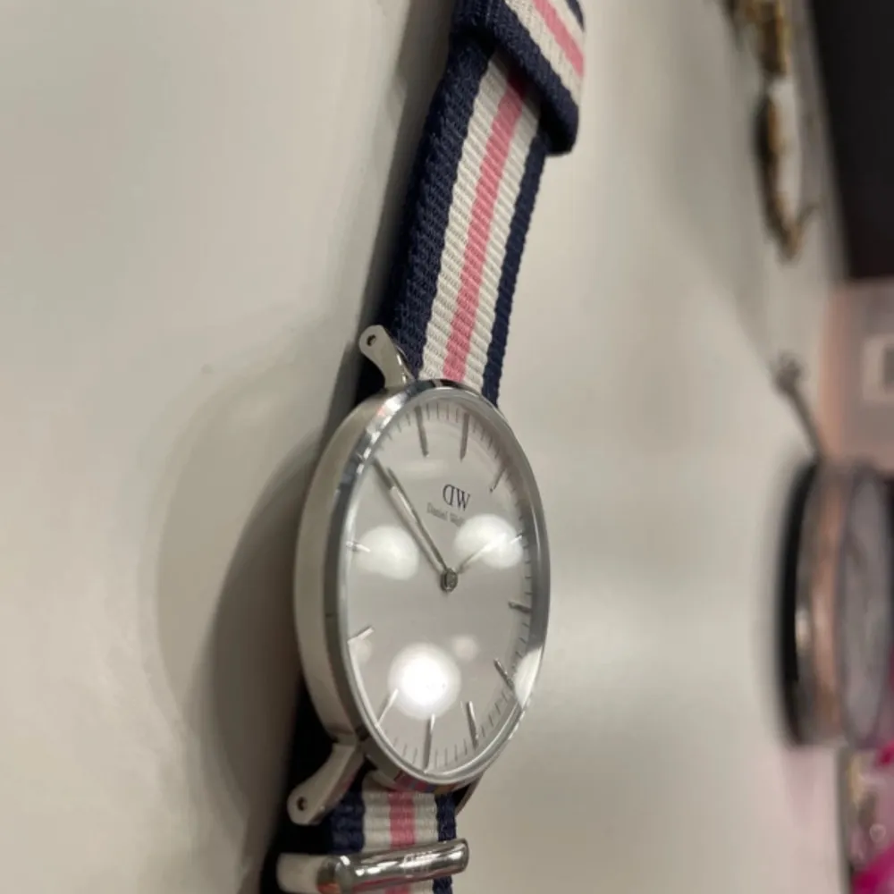 Snygg klocka från Daniel Wellington med en tidlös design. Klockan har en silverfärgad boett och minimalistisk design💓låda finns med. Asusteet.