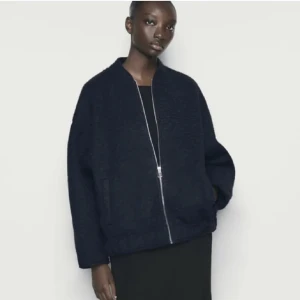 Mörkblå bomberjacka från Zara - Säljer en snygg mörkblå bomberjacka från Zara. Jackan har en dragkedja framtill och är tillverkad i ett mysigt material som ger en cool look. Använd otroligt få gång, i nyskick! 