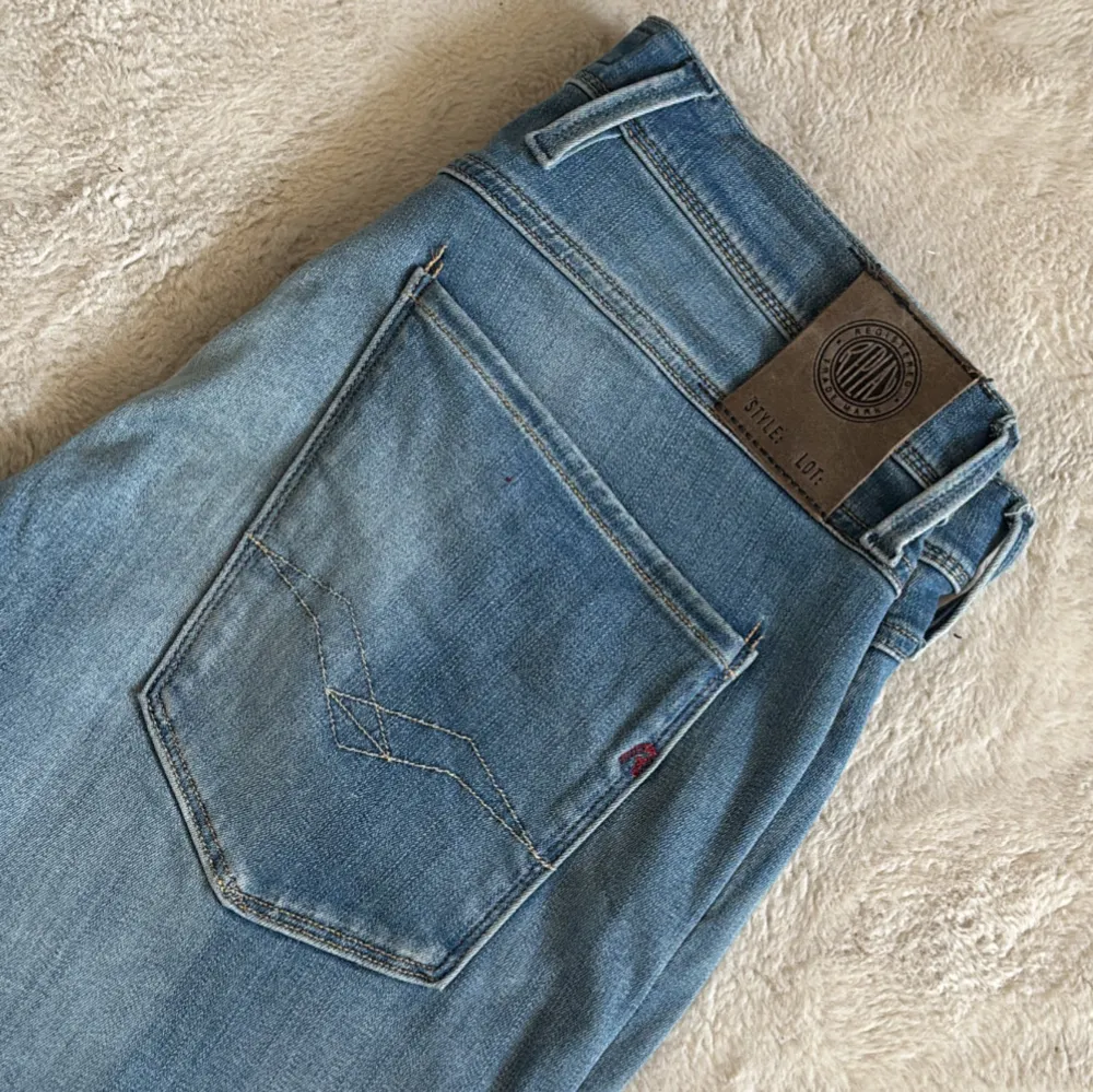 Säljer ett par klassiska blå Levi's jeans med normal passform. De har en snygg tvättad look och fem fickor. Perfekta för en avslappnad stil. Hör av dig vid funderingar och pris kan diksuteras vid snabb affär mvh Malte.202. Farkut & Housut.