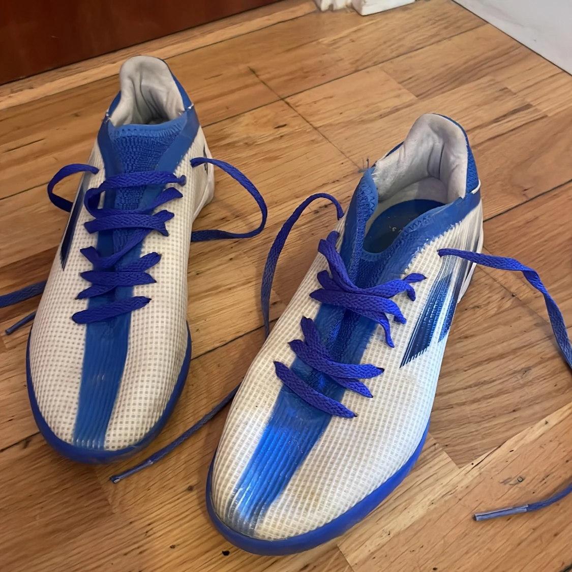 Blå och vita fotbollsskor från Adidas