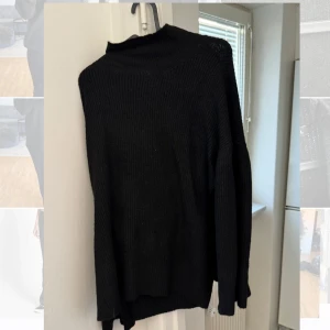 Svart polo stickad tröja från 157 - Säljer en svart stickad tröja från 157. Tröjan har en enkel design med långa ärmar och en bekväm passform. Perfekt för kyligare dagar. Hör av dig vid intresse!