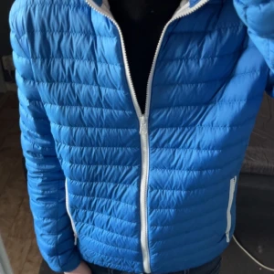 Blå colmarjacka  - Colmar jacka - Strl: Small - Nyskick - Nypris: 3599kr+ - Mitt pris: 699kr - hör av dig vid funderingar !kan gå att sänka priset vid en snabb affär!  💫