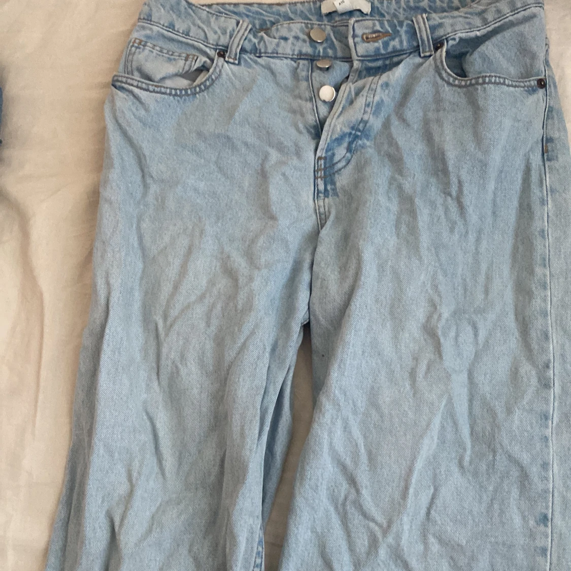 Ljusblå jeans med hög midja