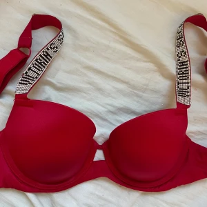 Röd Victoria seacret bh storlek 70 C - Säljer min röda Victoria seacret bh då den aldrig kommer till andvändning. Den är jätteskön och asfin som detalj under en tröja💘💘den är i storlek 70 c och axelbanden är reglerbara. Några diamanter har låssnat men annars är skicket bra.