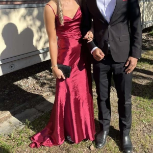 ❤️ Röd balklänning  ❤️ - Säljer nu min söta balklänning som jag hade på mig balen 2024 💋Den är customise men skulle jämföra den med en storlek s, (jag är 166 cm lång) 💕