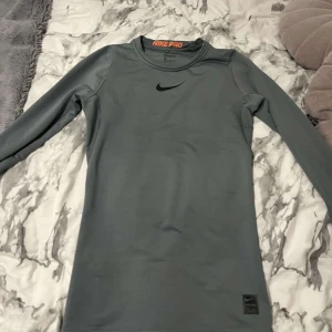 Nike Pro Dri-FIT långärmad träningströja  - Tröjan är i fint skick, storlek S men passar även M