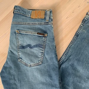  Nudie Jeans - Tja! Säljer nu mina riktigt feta nudie jeans i färgen ljusblå | Modellen är lean Dean | skicket är 9,5/10 | Hör av dig om du har några frågor!