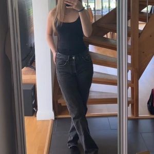 Svart/grå jeans - Säljer par stilrena raka jeans som passar til allt💗skriv för flera bilder💕