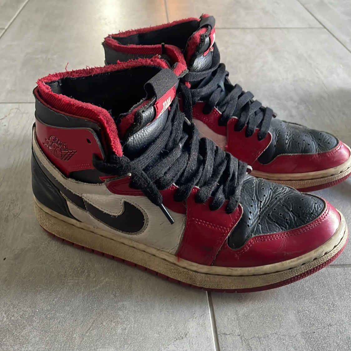 Nike Air Jordans i rött och svart - 1