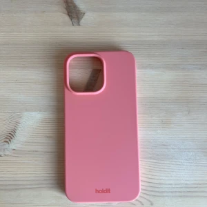 Rosa mobilskal från Holdit - Jag säljer detta rosa holdit skal till 14 PRO max i färgen ”rouge pink” då jag råkade köpa fel storlek. Aldrig använt har bara provat det på telefonen, men insåg sedan att det var fel storlek så det är i topp skick! Jag har även kvar kvitto och kartongbiten skalet satt på. Nypris 199kr jag säljer mitt för 100kr!! Tveka inte på att höra av er om ni har några frågor!! ❤️❤️❤️