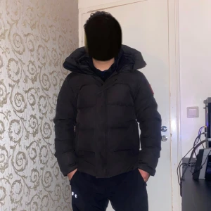 Svart canada goose jacka  - Säljer min äkta Canada Goose-jacka i storlek M. Den är nästan oanvänd och i mycket bra skick. Jag köpte den för 13 000 kr, så det här är ett bra tillfälle att få en kvalitetsjacka till ett bättre pris.  Perfekt för kalla dagar med riktigt bra värmeisolering. Hör av dig vid intress