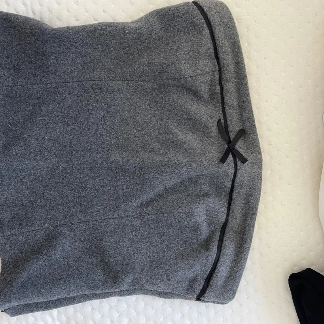 Grå topp med rosett