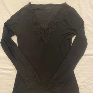 Intimissimi tröja - Väl använd, har fått ett litet håll vid axeln. Men annars i bra skick. Ordinarie pris 450kr. Storlek S. Skriv om du har frågor💕