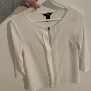 Vit blus - Supergullig vit blus från hm storlek 36. Knappt använd 