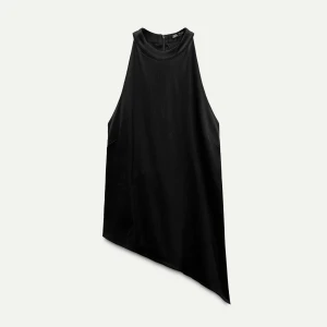 Svart halterneck topp - Helt ny, aldrig använd!!💓💓Snygg svart ärmlös topp med asymmetrisk nederkant. Perfekt för en stilren look. Tillverkad i ett mjukt material som ger en bekväm passform. 