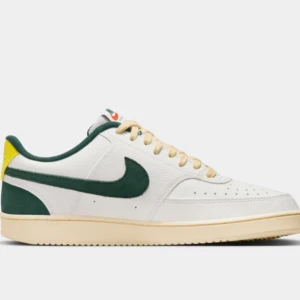 Nike Court Vision Lo Sail/Green 45.5 - Nike Court Vision Lo sneakers i vitt skinn med gröna detaljer och gul häl. Klassisk låg modell med perforerad tå, beige snörning. Helt oanvända och skickas i original kartong. 779 på rea och jag säljer för 449. 