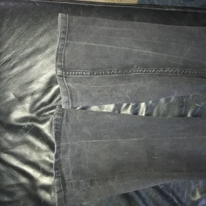 Svarta jeansbyxor från 157 - Svarta but cut jeans  från lager 157 jätte bra skick. Jätte sköna att ha på sig dom sätter sig inte in mot huden när man är varm 💕