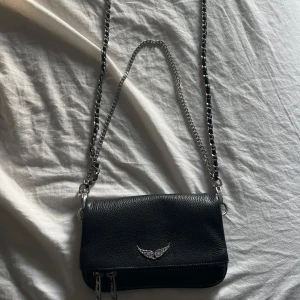 Äkta Zadig Voltaire väska - Den är äkta! Använd 2-3 gånger 💕 Köptes för 2750kr på Boozt. Säljes då den aldrig kommer till användning 🌸 Lite färg är bortskavt på insidan av väskan men inget som syns vid användning. 
