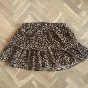 Leopard volangkjol - Jättesnygg leopard volangkjol!! Är i barnstorlek men skulle säga att den passar xs-m eftersom den är stretchig