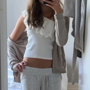 Vit Volangtopp - Supersöt vit topp från Zara. Passar S. Har en liten fläck men som går att ta bort