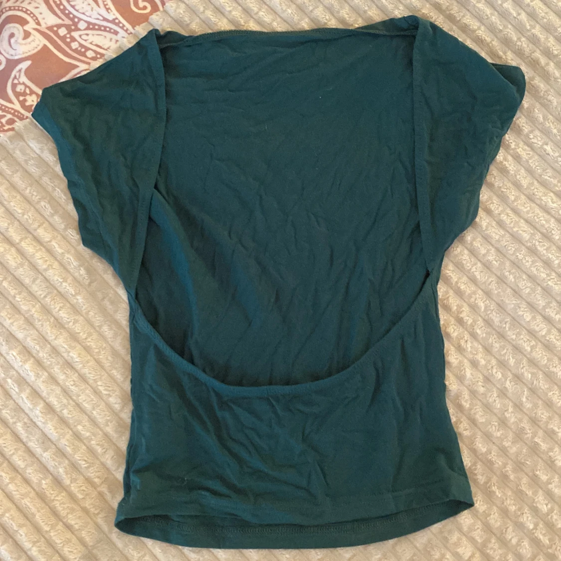 Mörkgrön topp med öppen rygg - 1