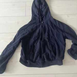 mörkblå zip hoodie - mörk blå zip up hoodie från cubus andvänd mycket men ändå fin, org pris är 500kr men säljer för 70kr om de är snabb affär annars 80kr
