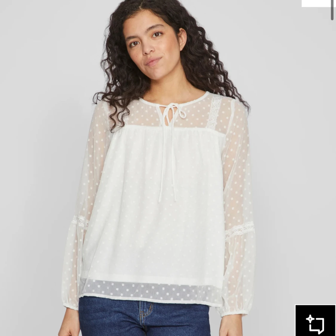 Vit prickig blus med knytband - 1