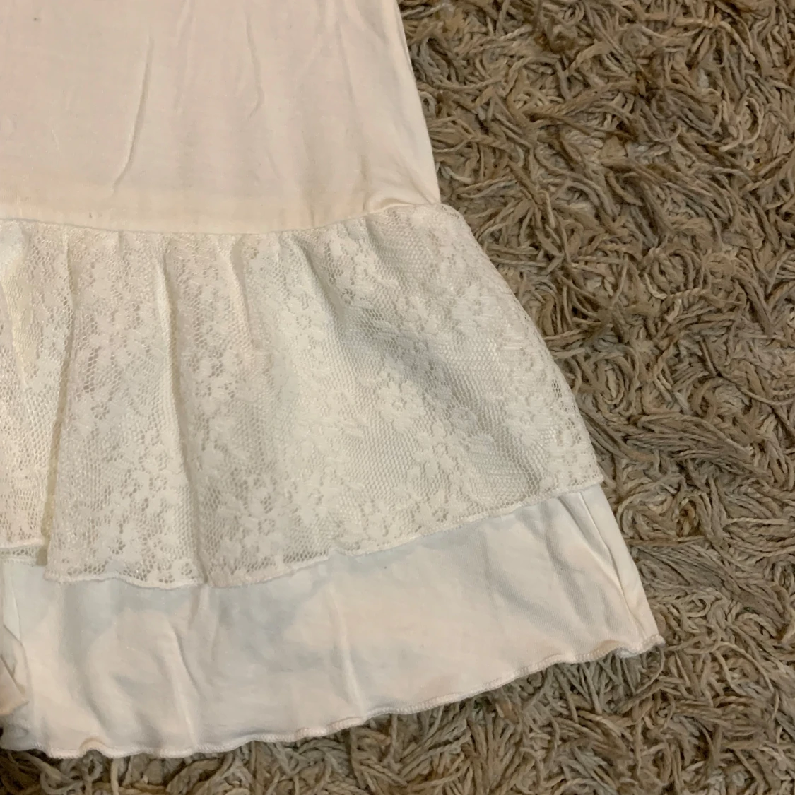 Vit spetsklänning med volangkant - 1