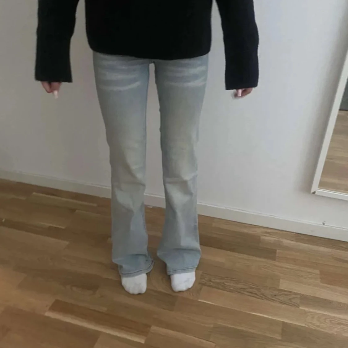 Ljusblå bootcut jeans låg midja