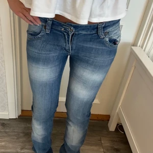 Lågmidjade utsvängda jeans  - Skiit snygga jeans från Diesel!! De är i size 29 men passar någon som har xxs-xs och är tajta på mig så ser därför inte jätte bootcut ut på mig. Innerben: 80 cm, midja rakt över: 39 cm Kom privat för fler mått eller frågor🥰
