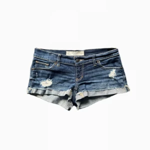 Jeansshorts - Såå fina lågmidjade jeansshorts.<3         midjemått= 38cm Gylf= 15cm 🪽