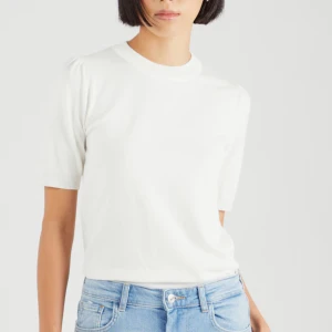 Vit stickad topp från Saint Tropez - Vit stickad topp från Saint Tropez med korta ärmar och lätt puff vid axlarna. Rund halsringning och ribbade muddar. Säljes för att den endast ligger i garderoben och är även därmed aldrig använd ☺️