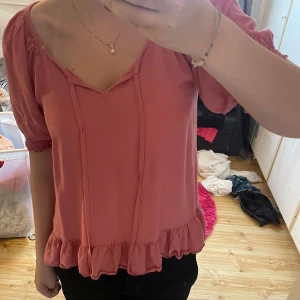 Rosa blus med volang!🙌🏻 - Supersöt rosa blus från Capri Collection i storlek xs! Den är använd men i jätte fint skick och säljer ändast eftersom den har blivit lite för liten på mig🙌🏻