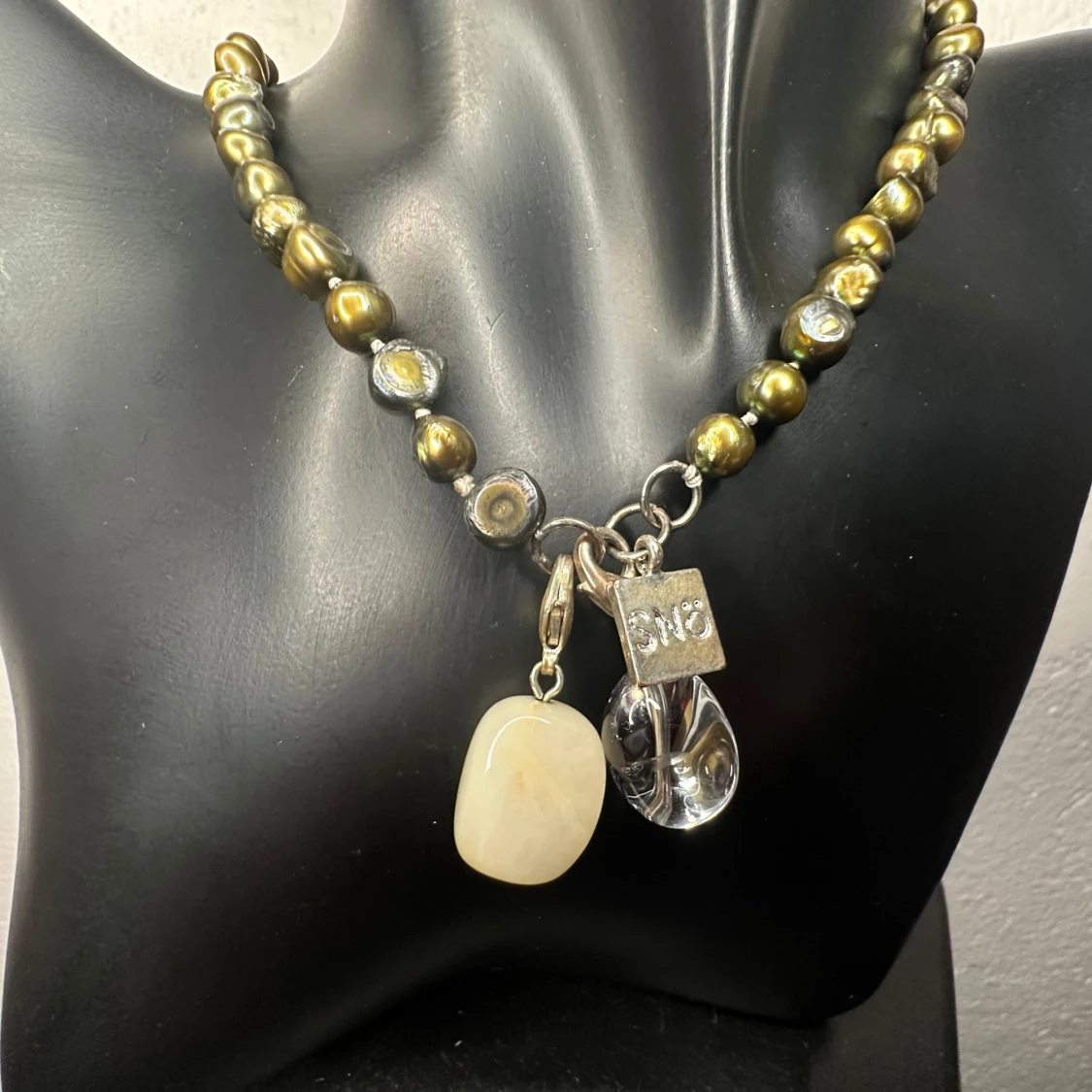 Exklusivt & ovanligt grönt pärlhalsband från SNÖ of Sweden - Äkta sötvattenspärlor med avtagbara ädelstenshängen - Bergskristall & Aventurin/Kalcit - Vintage - utmärkt skick - Tidig kollektion - 00-tal - Originalask medföljer