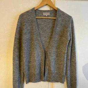 Grå kofta - Jättesöt kofta med en fin detalj💗 Köpt från vinted men passade inte mig, den är i mycket fint skick med inga defekter🩷